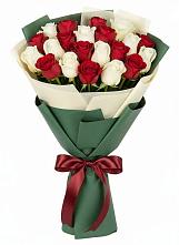 Букет Микс из красных и белых роз в Вельяминово