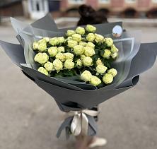 Букет Белые кустовые розы Солинеро в Вельяминово