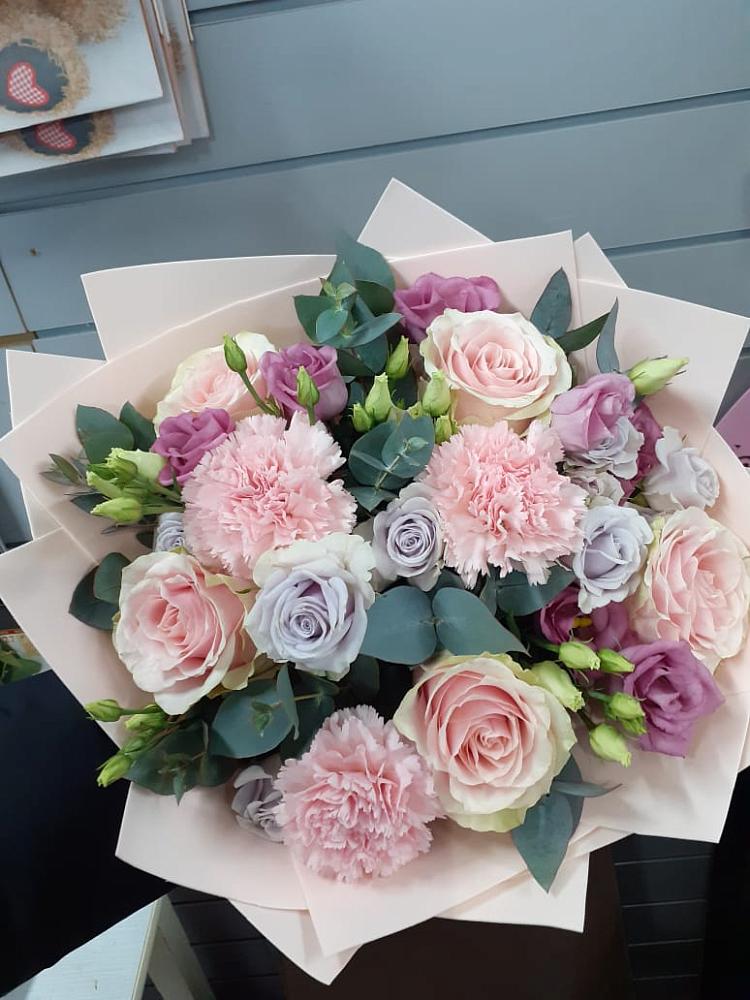 Букет цветов из: Розы, Гвоздики и Лизиантусы в Вельяминово